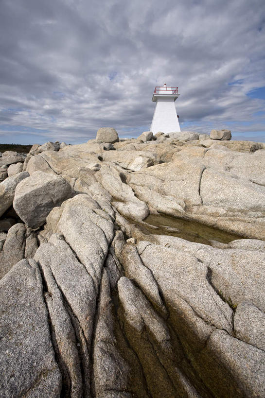 无人,竖图,室外,白天,仰视,旅游,度假,石头,山,山脉,标志建筑,道路,地标,建筑,加拿大,阴影,光线,信息,石子,影子,山顶,山峰,云,云朵,灯塔,交通,山峦,云彩,方向,娱乐,建设,蓝色,白云,蓝天,天空,阳光,群山,天,享受,休闲,旅游胜地,放松,晴朗,引导,指引,北美,北美洲,美洲,新斯科舍,沉积岩,北亚美利加洲,亚美利加洲,航标,新斯科舍省,颠峰,极峰,水成岩,石块,岩石,晴空,彩图,低角度拍摄,导航