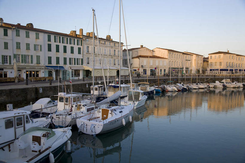 帆船,无人,家,横图,室外,白天,正面,度假,河流,美景,水,城市风光,城市,船,法国,欧洲,一排,停靠,阴影,整齐,光线,影子,房屋,屋子,河水,景观,水流,公寓,娱乐,洋房,楼房,住宅,排列,蓝色,蓝天,天空,阳光,交通工具,天,享受,休闲,景色,放松,晴朗,队列,停泊,载具,法属圣马丁,万里无云,法兰西共和国,圣马丁岛,法兰西第五共和国,晴空,晴空万里,彩图,房子