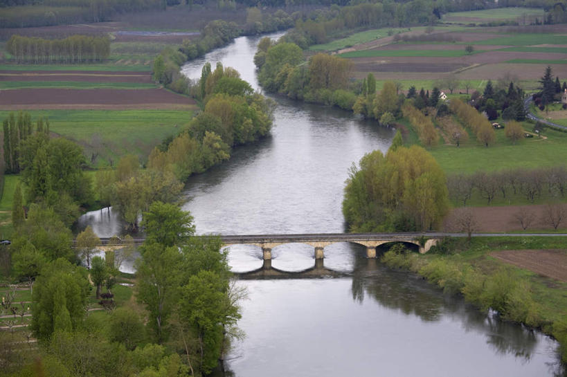 无人,横图,俯视,航拍,室外,白天,旅游,度假,草地,草坪,河流,石头,美景,水,植物,法国,欧洲,波纹,曲折,弯曲,石子,河水,景观,水流,桥,涟漪,娱乐,石桥,拱桥,栈桥,草,树,树木,绿色,倒影,水纹,自然,波浪,享受,休闲,景色,放松,蜿蜒,拱形,生长,成长,人行桥,石拱桥,倒映,鸟瞰,自然风光,法兰西共和国,阿基坦,水晕,法兰西第五共和国,反照,多尔多涅省,亚魁当,阿基坦大区,多尔多涅,石块,彩图,高角度拍摄
