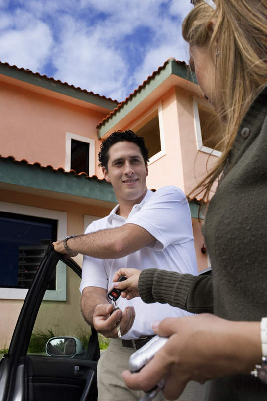 西方人,两个人,家,站,笑,交叉,微笑,露齿笑,竖图,室外,白天,仰视,爱情,安全,草地,草坪,植物,窗户,汽车,欧洲,欧洲人,握,服装,时间,时钟,手表,瓦片,房屋,屋檐,屋子,云,云朵,防护,钥匙,浪漫,拿,计时,云彩,开门,拿着,注视,休闲装,楼房,檐,玻璃窗,住宅,车,草,衣服,蓝色,绿色,白云,蓝天,天空,钟表,交通工具,轿车,天,观察,看,站着,休闲,温暖,温馨,休闲服,表,恩爱,握着,恋人,服饰,晴朗,观看,保护,腕表,和睦,察看,开启,封闭,关注,载具,保险,私密,递交,保全,周全,安稳,安定,防盗,相交,交集,平安,男人,男性,年轻男性,年轻女性,女人,女性,白种人,情侣,钟,晴空,站立,半身,彩图,低角度拍摄,房子,伴侣,融洽