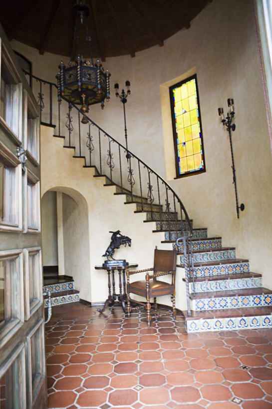 无人,栏杆,竖图,照片,室外,白天,正面,餐桌,窗户,楼梯,门,天花板,桌子,椅子,照明,装饰,壁灯,瓷砖,地砖,扶手,阶梯,木椅,墙,灯光,地面,护栏,玻璃窗,墙壁,墙面,台阶,灯,风景,灯具,门框,景色,摄影,餐台,风光,华丽,修饰,照亮,点缀,景物,照明设备,衬托,美观,雅致,雅观,风物,光景,景致,相片,彩图,拍摄,照相