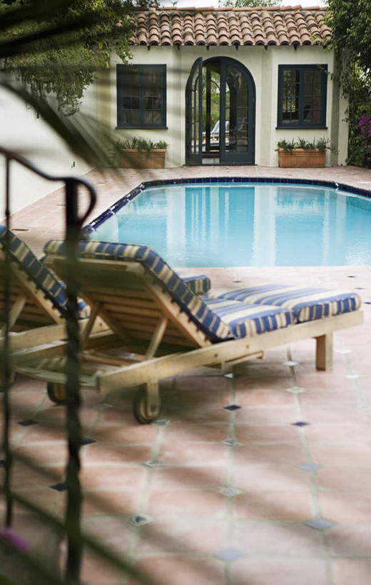 无人,体育馆,游泳池,家,竖图,俯视,照片,室外,白天,树林,水,植物,窗户,门,椅子,阴影,光线,瓷砖,地砖,影子,房屋,木椅,墙,躺椅,屋顶,屋子,水池,水面,地面,顶棚,泳池,楼房,玻璃窗,墙壁,墙面,住宅,树,树木,绿色,风景,阳光,自然,门框,景色,摄影,生长,成长,风光,游泳馆,景物,风物,光景,景致,相片,彩图,高角度拍摄,拍摄,照相,房子