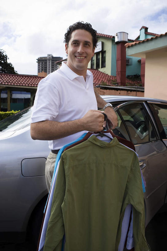 西方人,一个人,家,站,举,笑,微笑,露齿笑,竖图,室外,白天,侧面,树林,植物,窗户,汽车,衣架,欧洲,欧洲人,仅一个男性,仅一个人,握,服装,时间,时钟,手表,瓦片,房屋,屋檐,屋子,云,云朵,拿,计时,云彩,开门,拎,拿着,注视,休闲装,楼房,檐,玻璃窗,住宅,车,树,树木,仅一个年轻男性,衣服,蓝色,绿色,白云,蓝天,天空,自然,钟表,交通工具,轿车,天,观察,看,靠,靠着,托,站着,休闲,休闲服,表,握着,服饰,生长,晴朗,成长,观看,腕表,察看,关注,载具,男人,男性,年轻男性,白种人,挂衣架,晾衣架,钟,晴空,举起,举手,举着,向上举,向上伸,向上托,站立,半身,彩图,房子,拎着