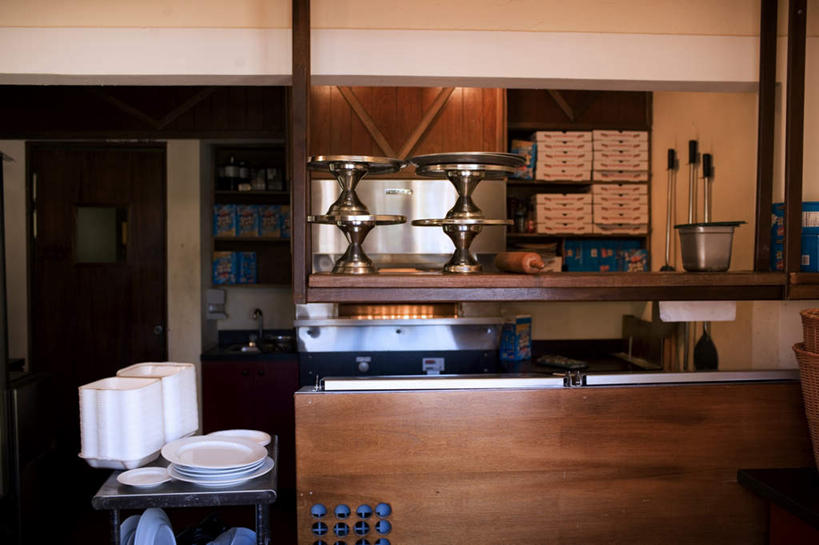 无人,餐厅,横图,室内,白天,正面,餐桌,门,桌子,餐具,照明,许多,壁灯,碟子,篮子,盘,墙,灯光,墙壁,墙面,灯,盘子,灯具,碟,门框,餐台,照亮,照明设备,餐车,彩图,餐馆,饭店,饭馆