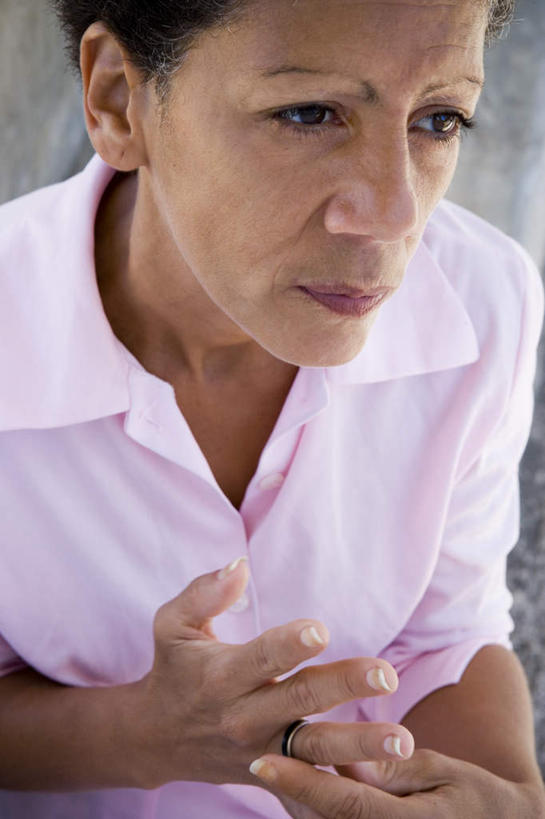 西方人,一个人,举,竖图,俯视,室内,特写,白天,爱情,窗户,欧洲,欧洲人,仅一个女性,仅一个人,握,服装,浪漫,注视,休闲装,玻璃窗,装饰品,衣服,粉色,戒指,饰品,首饰,观察,看,托,休闲,休闲服,恩爱,握着,服饰,仅一个老年女性,观看,担忧,悲伤,信物,察看,伤心,权利,忧虑,关注,忧郁,手饰,哀痛,悲戚,悲痛,担心,老年女性,女人,女性,白种人,举起,举手,举着,向上举,向上伸,向上托,半身,彩图,高角度拍摄