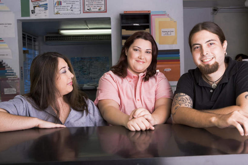 西方人,胡须,三个人,同事,商务人士,商务男性,商务女性,站,笑,微笑,露齿笑,横图,室内,白天,正面,时尚,成功,合作,团队,集体,信心,柜子,桌子,项链,照明,欧洲,欧洲人,一排,撑,握,服装,整齐,装饰,材料,档案,文件,办公桌,墙,灯光,扭头,注视,休闲装,文化,队伍,顶灯,纹身,墙壁,墙面,灯,装饰品,排列,一个,衣服,耳环,饰品,手链,首饰,资料,灯具,观察,看,靠,靠着,站着,转头,休闲,休闲服,个性,握着,服饰,信仰,单个,观看,华丽,修饰,照亮,点缀,察看,领导,撑着,放着,照明设备,成就,队列,关注,文档,刺青,追求,合伙,领袖,想象,档案柜,工薪阶层,文身,勇气,崇拜,张扬,衬托,美观,雅致,雅观,耳饰,男人,男性,年轻男性,年轻女性,女人,女性,白种人,山羊胡,胡子,白领,上班族,站立,半身,彩图