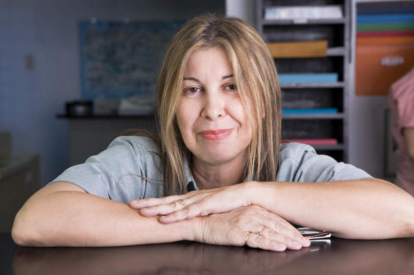 西方人,一个人,商务人士,商务女性,站,笑,双手交叉,微笑,横图,室内,白天,正面,爱情,柜子,桌子,欧洲,欧洲人,仅一个女性,仅一个人,撑,握,服装,材料,档案,文件,眼镜,办公桌,墙,浪漫,注视,休闲装,墙壁,墙面,装饰品,衣服,灰色,戒指,饰品,首饰,资料,观察,看,站着,仅一个中年女性,休闲,休闲服,恩爱,握着,服饰,观看,信物,察看,撑着,放着,权利,关注,文档,近视眼镜,档案柜,工薪阶层,手饰,女人,女性,中年女性,白种人,白领,上班族,十字手,站立,半身,彩图