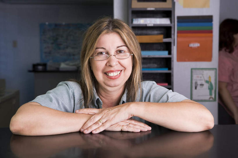 西方人,一个人,商务人士,商务女性,站,笑,双手交叉,微笑,露齿笑,横图,室内,白天,正面,爱情,柜子,桌子,欧洲,欧洲人,仅一个女性,仅一个人,撑,服装,材料,档案,文件,眼镜,办公桌,墙,浪漫,注视,休闲装,墙壁,墙面,装饰品,衣服,灰色,戒指,饰品,首饰,资料,观察,看,站着,仅一个中年女性,休闲,休闲服,恩爱,服饰,观看,信物,戴着,察看,撑着,放着,权利,关注,文档,近视眼镜,档案柜,工薪阶层,手饰,女人,女性,中年女性,白种人,白领,上班族,十字手,站立,半身,彩图