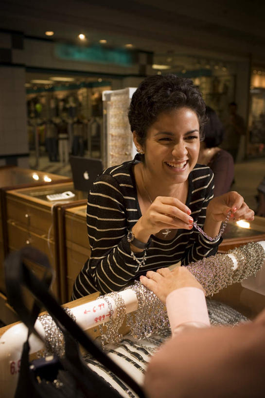 西方人,两个人,站,举,笑,微笑,露齿笑,竖图,室内,白天,正面,柜子,天花板,项链,玻璃,照明,欧洲,欧洲人,握,阴影,服装,装饰,时间,反射,瓷砖,地砖,时钟,手表,影子,柱子,墙,灯光,地面,拿,计时,拿着,注视,休闲装,顶灯,架子,墙壁,墙面,玻璃制品,灯,装饰品,一个,衣服,耳环,饰品,首饰,橱柜,灯具,钟表,观察,看,靠,靠着,托,站着,休闲,休闲服,表,握着,服饰,单个,观看,华丽,修饰,腕表,照亮,点缀,察看,照明设备,关注,首饰店,衬托,美观,雅致,雅观,金饰,耳饰,女人,女性,中年女性,白种人,钟,举起,举手,举着,向上举,向上伸,向上托,站立,半身,彩图