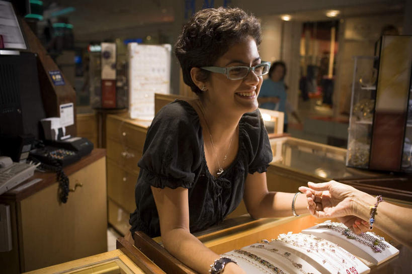 西方人,三个人,站,举,笑,摸,微笑,露齿笑,横图,室内,白天,正面,显示器,柜子,天花板,项链,玻璃,照明,欧洲,欧洲人,抚摸,握,阴影,服装,时间,反射,瓷砖,地砖,屏幕,时钟,手表,眼镜,影子,柱子,墙,灯光,地面,拿,计时,拿着,注视,休闲装,显示屏,顶灯,相视,架子,墙壁,墙面,玻璃制品,灯,装饰品,衣服,饰品,首饰,橱柜,灯具,钟表,观察,看,托,站着,休闲,面对面,休闲服,表,握着,服饰,观看,对视,腕表,照亮,察看,照明设备,关注,首饰店,相对,近视眼镜,输出设备,相看,金饰,男人,男性,女人,女性,中年男性,中年女性,白种人,钟,触摸,接触,举起,举手,举着,向上举,向上伸,向上托,站立,半身,彩图