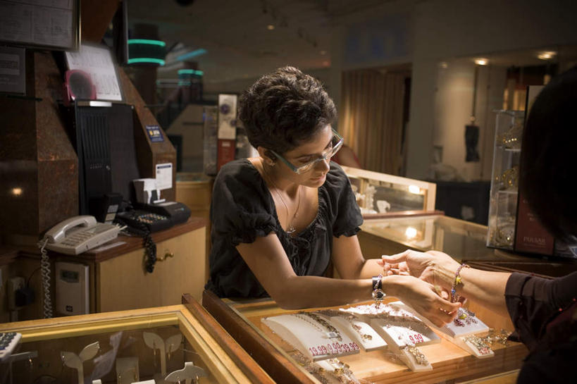 西方人,两个人,站,举,笑,摸,打电话,微笑,露齿笑,横图,室内,白天,正面,显示器,柜子,天花板,电话,手机,项链,玻璃,照明,欧洲,欧洲人,抚摸,握,阴影,服装,时间,反射,屏幕,时钟,手表,眼镜,影子,柱子,墙,灯光,拿,计时,拿着,注视,休闲装,通讯设备,显示屏,顶灯,架子,墙壁,墙面,玻璃制品,灯,装饰品,衣服,饰品,首饰,橱柜,灯具,钟表,低头,观察,看,托,站着,休闲,休闲服,表,握着,服饰,观看,腕表,照亮,察看,佩戴,照明设备,关注,首饰店,近视眼镜,输出设备,金饰,佩带,交流,女人,女性,中年女性,白种人,钟,触摸,沟通,接触,举起,举手,举着,通话,向上举,向上伸,向上托,站立,半身,彩图