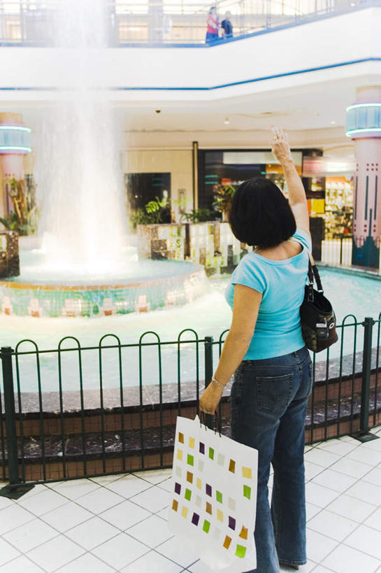 西方人,一个人,栏杆,站,举,竖图,室内,白天,购物,消费,植物,天花板,喷泉,商场,袋子,欧洲,欧洲人,仅一个女性,仅一个人,握,招呼,阴影,服装,光线,包,包装袋,瓷砖,地砖,皮包,手提袋,影子,水池,围栏,灯光,购物袋,地面,拿,拎,拿着,休闲装,护栏,树,树木,背面,衣服,绿色,自然,托,站着,仅一个中年女性,休闲,休闲服,握着,金融,服饰,生长,成长,呼唤,单肩包,购买,贸易,召唤,号召,女人,女性,中年女性,白种人,举起,举手,举着,向上举,向上伸,向上托,站立,半身,彩图,拎着