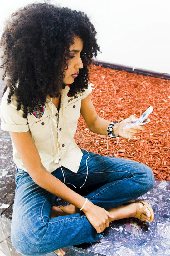 西方人,一个人,坐,举,打电话,盘腿,竖图,俯视,室内,白天,快乐,满意,幸福,地板,电话,手机,欧洲,欧洲人,仅一个年轻女性,仅一个女性,仅一个人,握,阴影,服装,光线,影子,音响,地面,音乐,拿,听,拿着,注视,休闲装,娱乐,通讯设备,装饰品,衣服,阳光,耳机,首饰,观察,看,托,享受,休闲,放松,握着,服饰,观看,操纵,察看,操作,舒适,享乐,关注,驾驭,利用,把持,支配,交流,年轻女性,女人,女性,白种人,沟通,举起,举手,举着,盘腿而坐,盘膝,盘着腿的,盘着腿坐,双腿交叉,通话,向上举,向上伸,向上托,坐着,彩图,高角度拍摄,全身