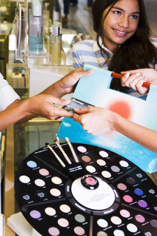 西方人,三个人,商务人士,商务女性,站,举,笑,微笑,露齿笑,竖图,俯视,室内,白天,购物,化妆,美容,信用卡,消费,柜子,商场,袋子,项链,玻璃,欧洲,欧洲人,护肤,握,阴影,服装,装饰,光线,包,包装袋,瓷砖,地砖,皮包,手提袋,影子,灯光,购物袋,地面,拿,拿着,注视,休闲装,相视,玻璃制品,装饰品,一个,衣服,耳环,化妆品,饰品,首饰,橱柜,观察,看,托,站着,保养,享受,休闲,面对面,休闲服,眼影,卡,放松,握着,保健,储蓄卡,金融,服饰,单个,观看,对视,华丽,修饰,单肩包,点缀,察看,购买,关注,相对,贸易,工薪阶层,递交,养颜,相看,衬托,美观,雅致,雅观,耳饰,银行卡,年轻女性,女人,女性,白种人,白领,上班族,举起,举手,举着,向上举,向上伸,向上托,站立,半身,彩图,高角度拍摄