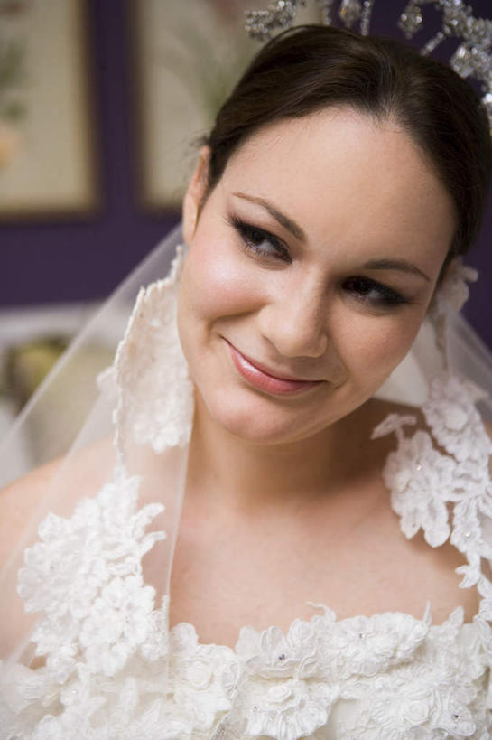 西方人,一个人,新娘,站,笑,微笑,竖图,室内,白天,正面,婚纱,婚礼,快乐,相框,欧洲,欧洲人,仅一个年轻女性,仅一个女性,仅一个人,阴影,头纱,庆祝,光线,影子,墙,结婚,扭头,墙壁,墙面,阳光,站着,转头,喜庆,纪念,头冠,年轻女性,女人,女性,白种人,站立,半身,彩图,婚礼服,礼服,高兴