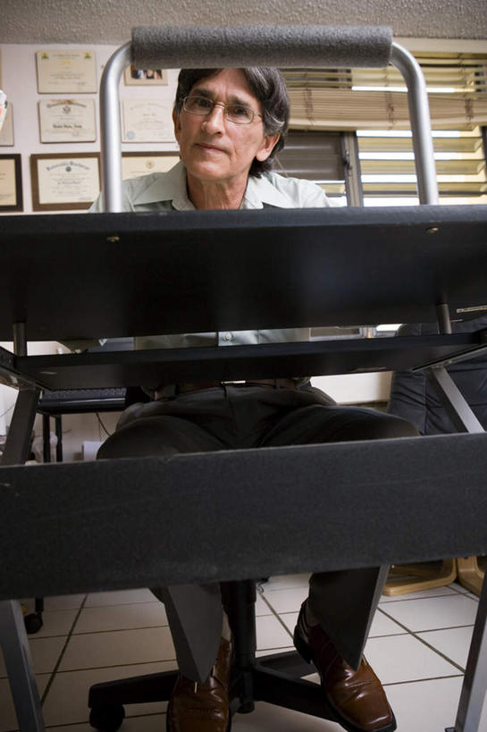 西方人,一个人,竖图,室内,白天,仰视,鞋,窗户,桌子,鞋子,欧洲,欧洲人,仅一个男性,仅一个人,一副,眼镜,百叶窗,办公桌,墙,皮革,注视,墙壁,墙面,观察,看,趴着,仅一个老年男性,观看,察看,关注,奖状,近视眼镜,老年男性,男人,男性,白种人,趴,半身,彩图,低角度拍摄,皮鞋