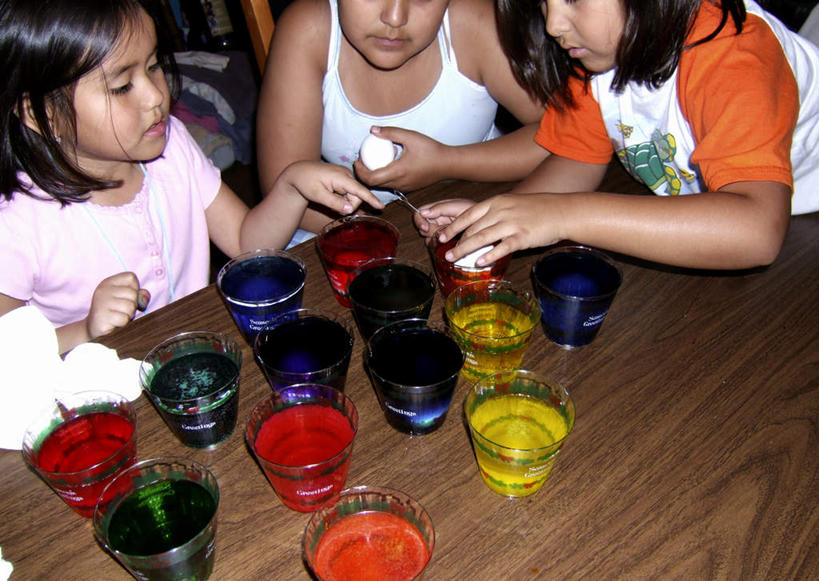 西方人,儿童,三个人,伙伴,朋友,横图,俯视,室内,白天,友谊,纯洁,餐桌,桌子,杯子,欧洲,非洲,黑人,欧洲人,握,餐巾纸,蛋,鸡蛋,拿,拿着,注视,玻璃制品,小孩,水杯,低头,观察,看,可爱,童年,童趣,抬手,握着,餐台,观看,颜料,察看,关注,童真,烂漫,无邪,卵,天真,友情,男孩,男人,男性,女孩,女人,女性,非洲人,玻璃杯,半身,彩图,高角度拍摄,男生,女生