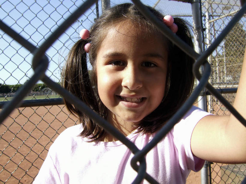 西方人,儿童,一个人,栏杆,站,笑,微笑,露齿笑,横图,室外,特写,白天,正面,纯洁,草地,草坪,植物,金属制品,欧洲,黑人,欧洲人,仅一个女性,仅一个人,阴影,光线,金属,影子,围栏,护栏,草,树,树木,小孩,蓝色,绿色,蓝天,天空,阳光,自然,天,扶,站着,仅一个小孩,可爱,童年,童趣,生长,成长,头花,扶着,童真,烂漫,无邪,天真,女孩,女人,女性,孩子,站立,半身,彩图,女生