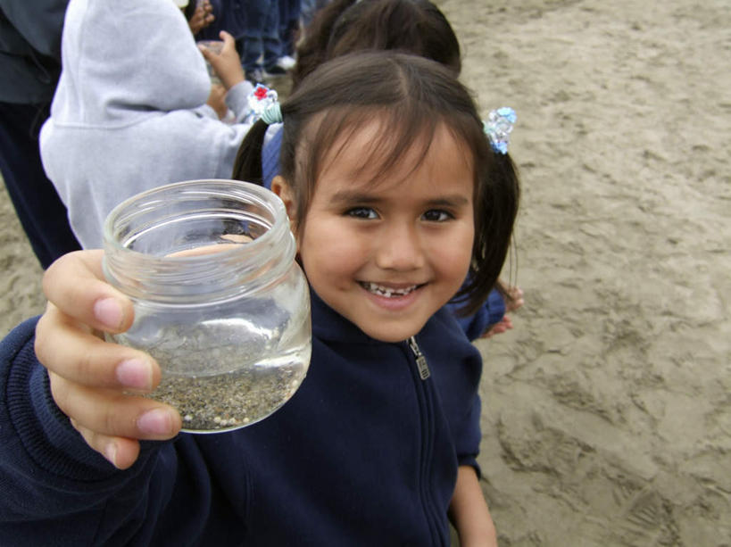 西方人,儿童,伙伴,朋友,坐,笑,微笑,露齿笑,横图,俯视,室外,白天,友谊,纯洁,沙滩,欧洲,黑人,欧洲人,握,罐子,沙子,河岸,河滩,沙地,许多人,拿,拿着,注视,玻璃制品,小孩,玻璃瓶,瓶子,观察,看,一群人,可爱,童年,童趣,握着,观看,头花,察看,关注,童真,烂漫,无邪,天真,友情,男孩,男人,男性,女孩,女人,女性,坐着,半身,彩图,高角度拍摄,男生,女生