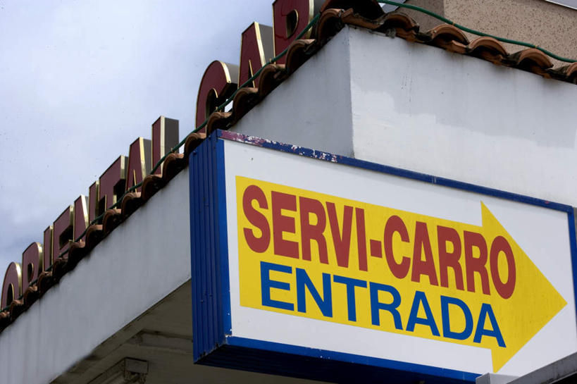 无人,横图,室外,白天,仰视,阴影,光线,英文,标志,瓦片,文字,影子,字符,字母,屋檐,方向,标识,檐,箭头,黄色,蓝色,蓝天,天空,阳光,天,英文字母,指向,簇,彩图,低角度拍摄