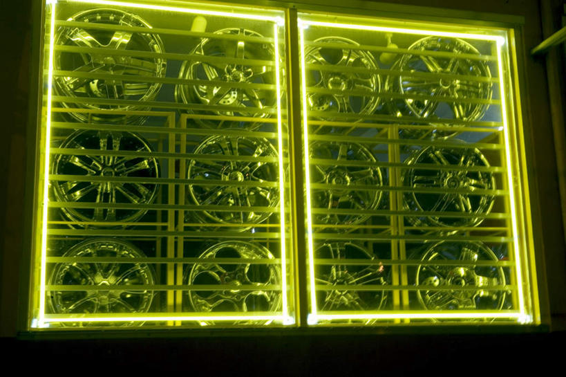 无人,横图,室外,特写,夜晚,仰视,窗户,照明,许多,阴影,光线,电器,影子,墙,灯光,风扇,夏季,清凉,凉爽,玻璃窗,墙壁,墙面,灯,排列,黄色,灯具,夏天,电风扇,电扇,照亮,照明设备,队列,装饰灯,彩图,低角度拍摄