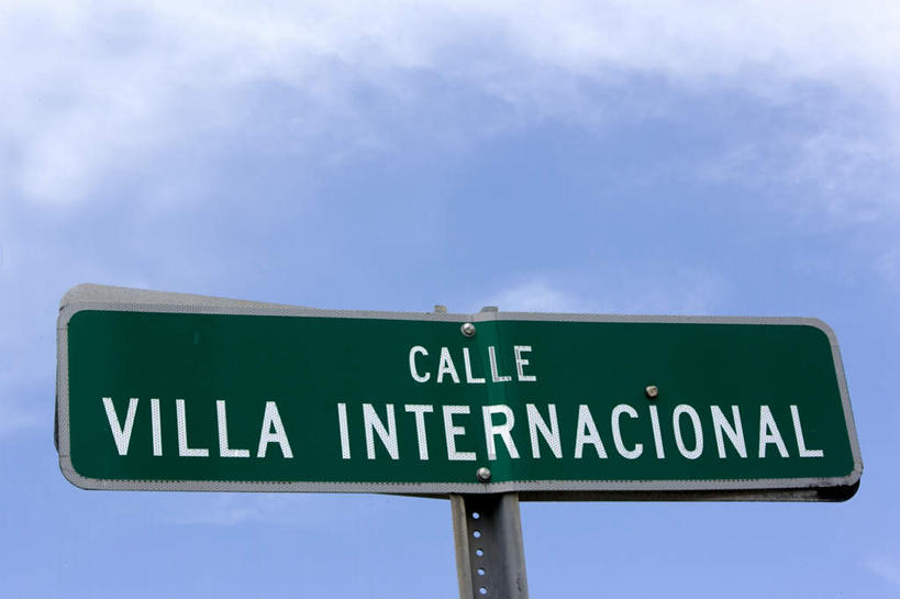 无人,横图,室外,特写,白天,仰视,指示牌,静物,英文,标志,路标,文字,字符,字母,云,云朵,云彩,方向,标识,箭头,蓝色,绿色,白云,蓝天,天空,天,晴朗,英文字母,指向,簇,晴空,彩图,低角度拍摄