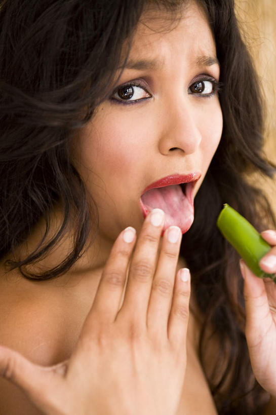 西方人,脸,头,脸颊,一个人,站,摸,竖图,室内,特写,白天,正面,蔬菜,欧洲,欧洲人,仅一个年轻女性,仅一个女性,仅一个人,抚摸,握,新鲜,青椒,食品,拿,拿着,食物,伸舌头,站着,皱眉,抬手,握着,苦恼,摄影,有机食品,绿色食品,影棚,烦恼,大椒,菜椒,年轻女性,女人,女性,白种人,头部,脸部,脸蛋,面部,甜椒,柿子椒,灯笼椒,触摸,接触,站立,半身,彩图,影棚拍摄,拍摄