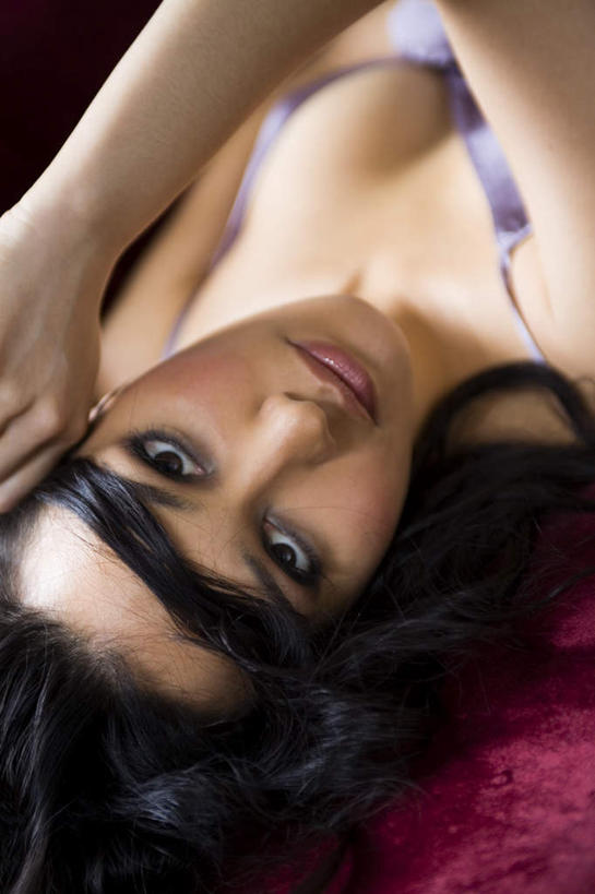 西方人,一个人,客厅,躺,摸,竖图,俯视,室内,白天,裙子,性感,沙发,欧洲,欧洲人,仅一个年轻女性,仅一个女性,仅一个人,抚摸,阴影,连衣裙,光线,影子,扭头,注视,紫色,阳光,观察,看,转头,诱惑,睡裙,观看,察看,起居室,关注,布艺沙发,卧着,年轻女性,女人,女性,白种人,触摸,接触,躺着,卧,半身,彩图,高角度拍摄