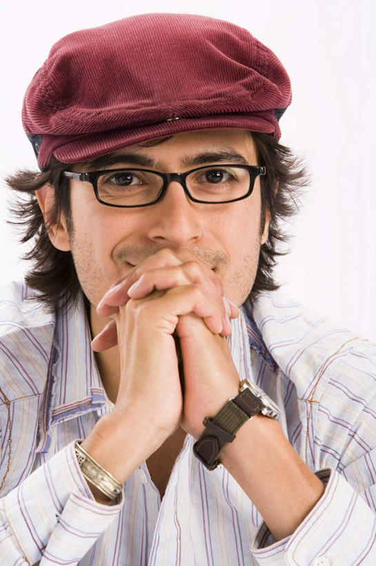 西方人,脸,头,脸颊,一个人,坐,笑,微笑,竖图,室内,特写,白天,白色背景,正面,帽子,仅一个男性,仅一个人,服装,时间,时钟,手表,眼镜,计时,休闲装,仅一个年轻男性,衣服,红色,钟表,休闲,休闲服,表,摄影,服饰,手镯,影棚,腕表,贝雷帽,近视眼镜,一顶,男人,男性,年轻男性,白种人,头部,脸部,脸蛋,面部,钟,坐着,半身,彩图,上半身,影棚拍摄,拍摄