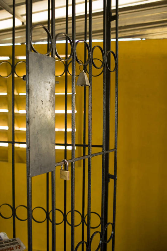 无人,竖图,室内,白天,正面,安全,窗户,一把,阴影,光线,铃铛,铁栏,影子,百叶窗,墙,防护,墙壁,墙面,锁,一个,黄色,阳光,保护,挂锁,保险,私密,保全,周全,安稳,安定,防盗,平安,彩图,小木屋,小屋