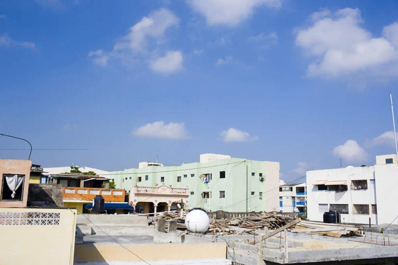 无人,家,横图,室外,白天,正面,石头,植物,窗户,窗帘,城市,建筑,许多,阴影,电力,光线,电线,木头,石子,铁栏,线,影子,房屋,屋子,公寓,电能,线路,建设,楼房,住宅,球,树,树木,衣服,蓝色,绿色,白色,白云,蓝天,天空,阳光,自然,天,球体,钢筋,生长,成长,电,电源,电源线,能量,石块,岩石,彩图,房子