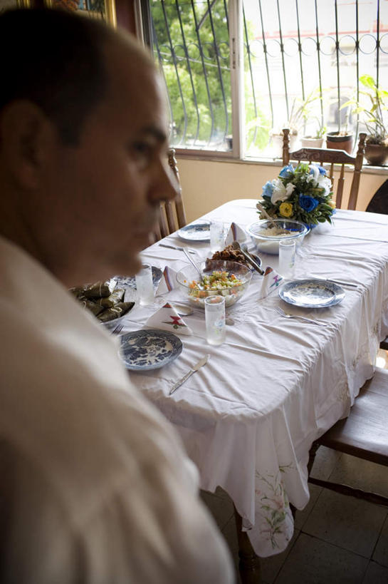 西方人,一个人,客厅,站,竖图,俯视,室内,白天,窗户,餐具,叶子,椅子,玻璃,欧洲,端午节,黑人,欧洲人,仅一个男性,仅一个人,许多,阴影,节日,朦胧,模糊,庆祝,盛开,光线,布料,叉子,瓷砖,地砖,碟子,盘,铁栏,影子,勺子,陶瓷,木椅,墙,粽叶,绿叶,盆景,陶瓷制品,地面,三张,粽子,花蕾,布纹,文化,玻璃窗,墙壁,墙面,玻璃制品,桌布,花,花瓣,花朵,鲜花,两个,白色,阳光,盘子,餐巾,调羹,碟,台布,汤匙,花苞,花蕊,站着,仅一个老年男性,庆典,嫩叶,纪念,起居室,箬叶,芦苇叶,角黍,筒粽,老年男性,男人,男性,叶,叶片,站立,半身,彩图,高角度拍摄