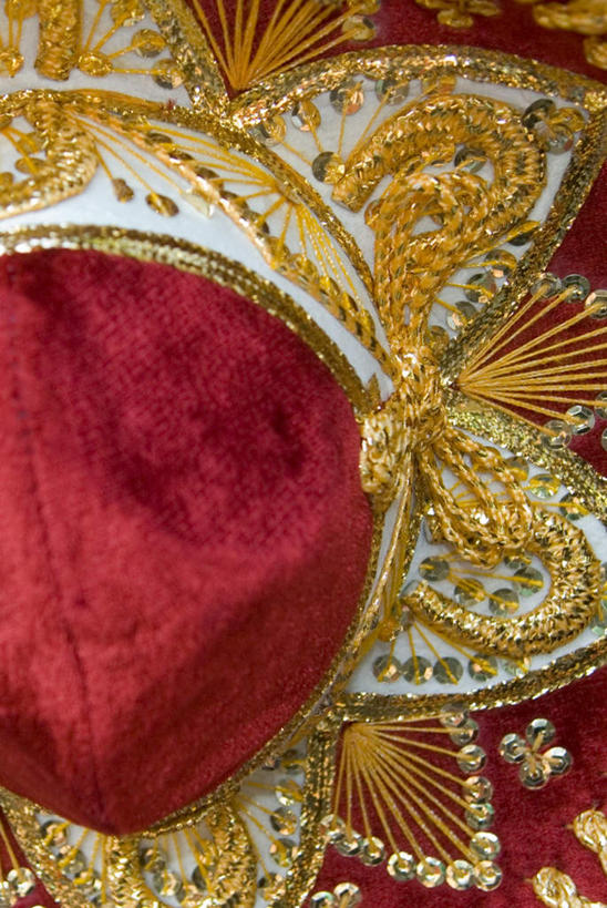 无人,竖图,室外,特写,白天,正面,静物,帽子,刺绣,花纹,环绕,围绕,文化,排列,红色,遮阳帽,队列,针织品,一顶,彩图,传统文化