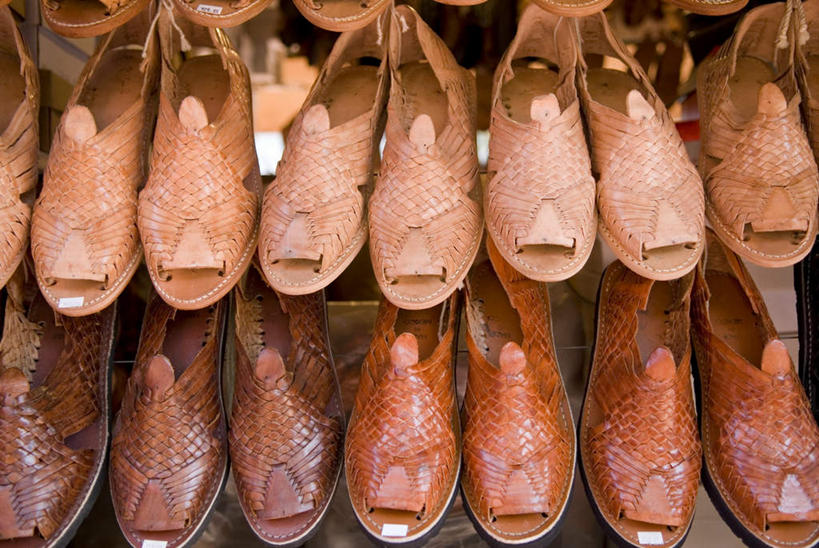 无人,横图,室外,白天,正面,凉鞋,鞋子,一排,许多,阴影,整齐,光线,影子,墙,橘红色,棕色,淡黄色,橘黄色,墙壁,墙面,排列,阳光,挂着,队列,彩图