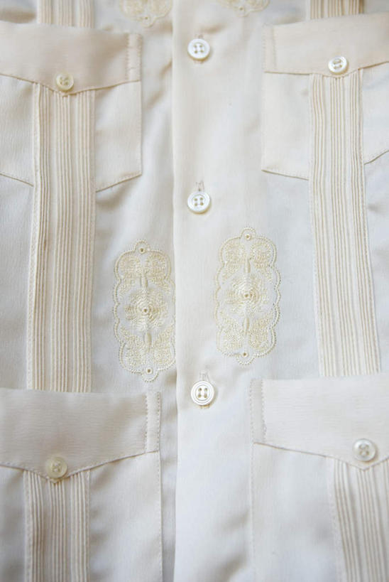 无人,竖图,俯视,室外,特写,白天,阴影,条纹,装饰,光线,口袋,影子,花边,纽扣,衣服,白色,阳光,华丽,修饰,钮扣,点缀,衬托,美观,雅致,雅观,抽纱,彩图,高角度拍摄