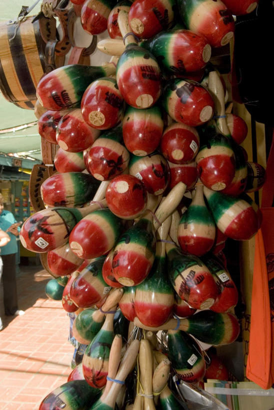 两个人,商店,站,竖图,室外,白天,正面,购物,消费,袋子,许多,阴影,光线,包装袋,瓷砖,地砖,手提袋,影子,橘黄色,购物袋,地面,阳光,站着,金融,百货,购买,棚子,选购,贸易,血拼,男人,男性,女人,女性,中年男性,中年女性,站立,半身,彩图,店铺,杂货店,杂货铺