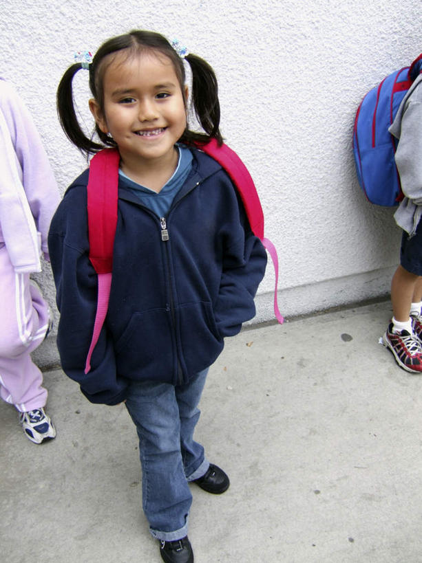 西方人,儿童,站,笑,微笑,露齿笑,竖图,俯视,室外,白天,纯洁,道路,路,欧洲,非洲,黑人,欧洲人,阴影,光线,包,书包,影子,墙,小路,交通,墙壁,墙面,两个,三个,小孩,白色,阳光,背包,站着,可爱,童年,童趣,头花,童真,烂漫,无邪,天真,女孩,女性,非洲人,孩子,站立,彩图,高角度拍摄,全身,双肩包,女生