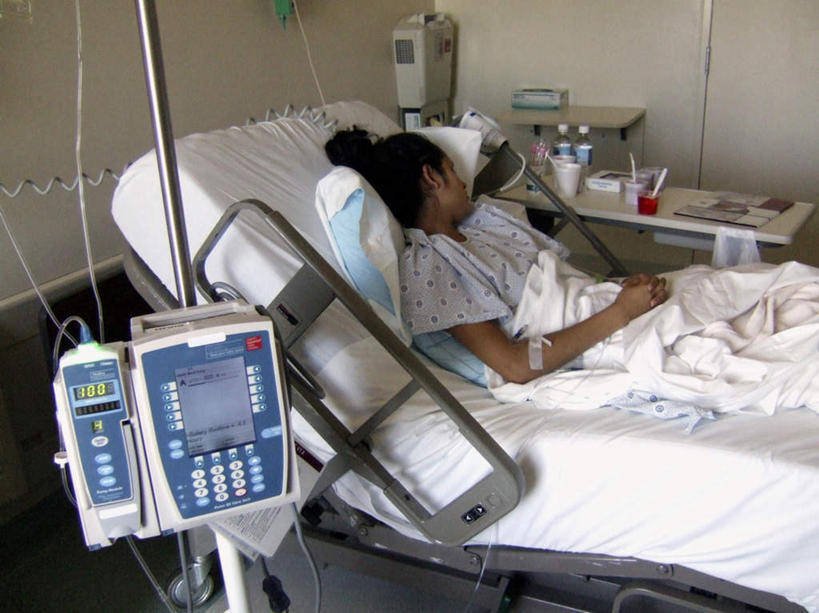 西方人,一个人,病人,躺,睡,横图,室内,白天,侧面,安全,欧洲,非洲,黑人,欧洲人,仅一个年轻女性,仅一个女性,仅一个人,阴影,光线,药剂,影子,墙,防护,墙壁,墙面,阳光,病床,医疗用品,药品,治疗,保护,药物,医疗,病房,保险,预防,医疗仪器,静脉滴注,卧着,平安,年轻女性,女人,女性,非洲人,患者,就医者,困,困觉,寝息,睡觉,躺着,卧,半身,彩图