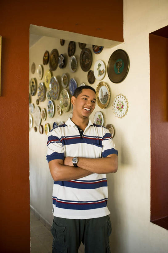 西方人,一个人,站,笑,微笑,露齿笑,竖图,室内,白天,正面,门,黑人,仅一个男性,仅一个人,许多,阴影,服装,朦胧,模糊,时间,光线,瓷砖,地砖,碟子,时钟,手表,影子,墙,地面,计时,休闲装,墙壁,墙面,仅一个年轻男性,衣服,阳光,门框,钟表,看,站着,休闲,休闲服,表,望,服饰,腕表,男人,男性,年轻男性,钟,站立,半身,彩图