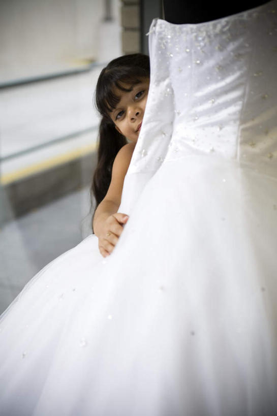 西方人,儿童,一个人,站,摸,竖图,室内,白天,正面,婚纱,纯洁,窗户,落地窗,橱窗,道路,路,公路,欧洲,欧洲人,仅一个女性,仅一个人,抚摸,珠子,墙,交通,玻璃窗,墙壁,墙面,小孩,白色,站着,仅一个小孩,可爱,童年,童趣,童真,烂漫,无邪,玻璃橱窗,婚纱店,天真,女孩,女人,女性,白种人,孩子,马路,触摸,接触,站立,半身,彩图,婚礼服,礼服,女生