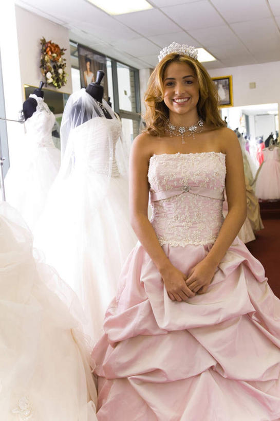 西方人,一个人,新娘,站,笑,微笑,露齿笑,竖图,照片,室内,白天,正面,婚纱,婚礼,快乐,窗户,地毯,落地窗,项链,相框,欧洲,欧洲人,仅一个年轻女性,仅一个女性,仅一个人,握,阴影,庆祝,盛开,鲜艳,光线,人造模特,影子,墙,屋顶,结婚,美丽,花蕾,顶棚,注视,漂亮,玻璃窗,墙壁,墙面,装饰品,花,花瓣,花朵,鲜花,阳光,饰品,首饰,花苞,花蕊,观察,看,手放前,站着,喜庆,握着,摄影,道具,观看,纪念,察看,优美,头冠,关注,摩登,艳丽,服装模特,模特道具,时装道具,展示道具,服装模特道具,陈列道具,婚纱店,斑斓,标致,瑰丽,娇艳,锦绣,娟秀,俊丽,奇丽,俏丽,时兴,秀丽,年轻女性,女人,女性,白种人,相片,站立,半身,彩图,婚礼服,礼服,高兴,拍摄,照相