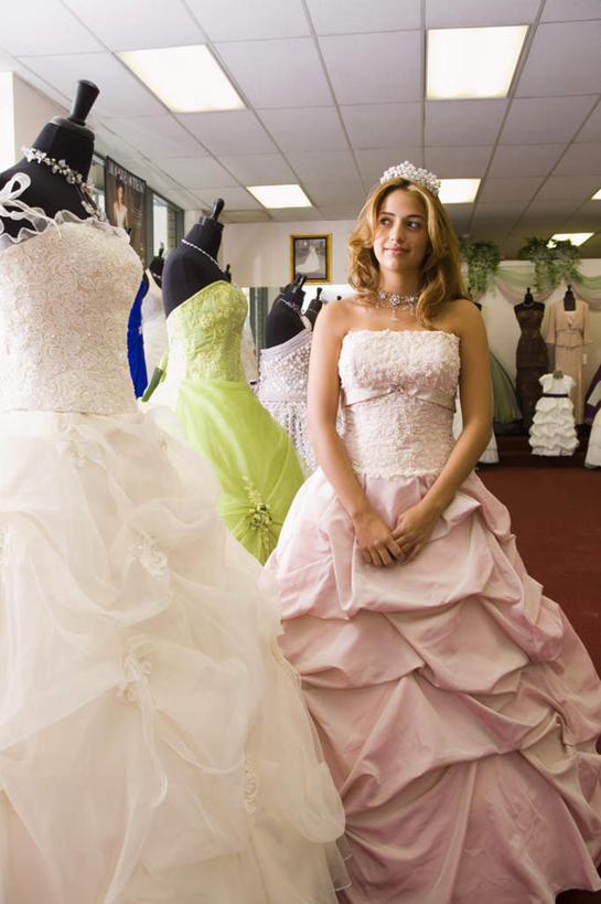 西方人,一个人,新娘,站,竖图,室内,白天,仰视,婚纱,婚礼,快乐,窗户,落地窗,项链,照明,欧洲,欧洲人,仅一个年轻女性,仅一个女性,仅一个人,许多,握,庆祝,鲜艳,人造模特,墙,屋顶,灯光,结婚,美丽,顶棚,注视,漂亮,顶灯,玻璃窗,墙壁,墙面,灯,装饰品,饰品,首饰,灯具,观察,看,站着,喜庆,色彩,颜色,握着,道具,观看,纪念,照亮,察看,优美,头冠,照明设备,关注,摩登,艳丽,服装模特,模特道具,时装道具,展示道具,服装模特道具,陈列道具,婚纱店,斑斓,标致,瑰丽,娇艳,锦绣,娟秀,俊丽,奇丽,俏丽,时兴,秀丽,年轻女性,女人,女性,白种人,站立,半身,彩图,低角度拍摄,婚礼服,礼服,高兴