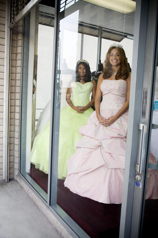 西方人,两个人,站,竖图,室内,白天,正面,婚纱,窗户,落地窗,项链,欧洲,黑人,欧洲人,许多,握,鲜艳,人造模特,墙,美丽,注视,漂亮,玻璃窗,墙壁,墙面,装饰品,饰品,首饰,观察,看,站着,色彩,颜色,握着,道具,观看,察看,优美,头冠,关注,摩登,艳丽,服装模特,模特道具,时装道具,展示道具,服装模特道具,陈列道具,婚纱店,斑斓,标致,瑰丽,娇艳,锦绣,娟秀,俊丽,奇丽,俏丽,时兴,秀丽,年轻女性,女人,女性,白种人,站立,半身,彩图,婚礼服,礼服