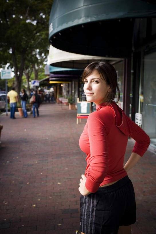 西方人,一个人,商店,站,笑,微笑,竖图,室外,白天,侧面,购物,消费,植物,超市,道路,路,公路,欧洲,欧洲人,仅一个年轻女性,仅一个女性,仅一个人,服装,交通,注视,休闲装,手叉腰,树,树木,衣服,红色,绿色,黑色,自然,叉腰,观察,看,站着,休闲,休闲服,金融,百货,服饰,生长,成长,观看,察看,双手叉腰,服装店,关注,选购,贸易,百货公司,服饰店,雨棚,血拼,年轻女性,女人,女性,白种人,长发,卷发,马路,站立,半身,彩图,购物商场,购物中心,商业中心