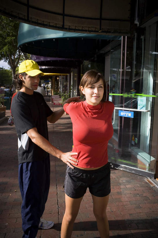 西方人,两个人,伙伴,朋友,站,举,竖图,室外,白天,正面,锻炼,友谊,运动,道路,路,公路,帽子,欧洲,欧洲人,阴影,服装,光线,影子,棕色,交通,注视,指点,休闲装,运动帽,衣服,黄色,红色,阳光,观察,看,托,站着,教练,休闲,休闲服,鸭舌帽,服饰,观看,教导,察看,关注,辅导,教员,体育,友情,男人,男性,年轻男性,年轻女性,女人,女性,白种人,长发,马路,举起,举手,举着,向上举,向上伸,向上托,站立,半身,彩图,健身