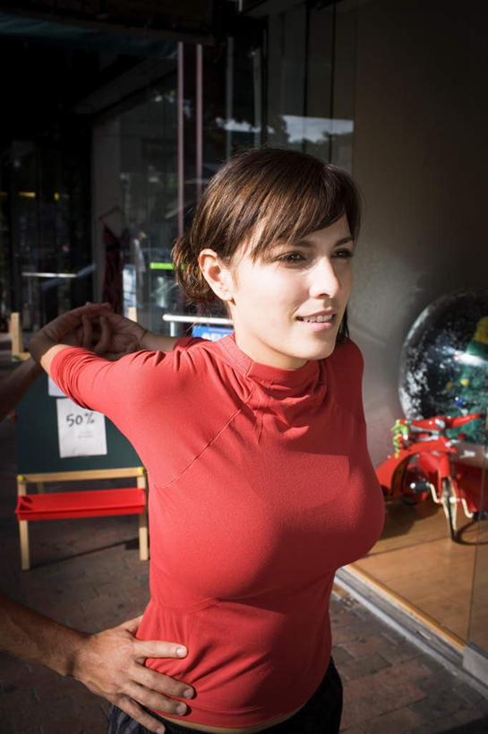 西方人,两个人,伙伴,朋友,站,举,竖图,室外,白天,正面,锻炼,友谊,运动,道路,路,公路,帽子,欧洲,欧洲人,阴影,服装,光线,影子,棕色,交通,注视,指点,休闲装,运动帽,衣服,黄色,红色,阳光,观察,看,托,站着,教练,休闲,休闲服,鸭舌帽,服饰,观看,教导,察看,关注,辅导,教员,体育,友情,男人,男性,年轻男性,年轻女性,女人,女性,白种人,长发,马路,举起,举手,举着,向上举,向上伸,向上托,站立,半身,彩图,健身