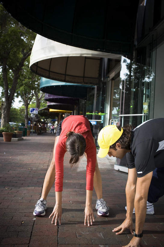 西方人,两个人,伙伴,朋友,站,竖图,室外,白天,正面,锻炼,友谊,运动,道路,路,公路,帽子,欧洲,欧洲人,弯腰,阴影,服装,光线,影子,棕色,交通,注视,休闲装,运动帽,衣服,黄色,红色,阳光,观察,看,站着,教练,休闲,休闲服,鸭舌帽,服饰,观看,察看,关注,热身,雨棚,弯身,教员,体育,友情,男人,男性,年轻男性,年轻女性,女人,女性,白种人,长发,马路,站立,半身,彩图,健身