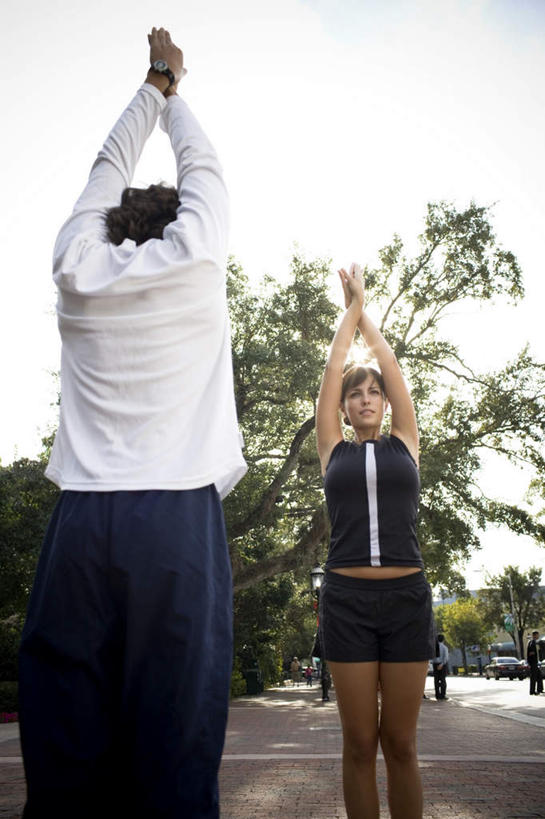 西方人,两个人,伙伴,朋友,站,举,竖图,室外,白天,仰视,锻炼,友谊,运动,植物,道路,路,公路,欧洲,欧洲人,阴影,服装,光线,影子,棕色,交通,注视,指点,休闲装,树,树木,衣服,红色,绿色,阳光,自然,观察,看,托,站着,教练,休闲,休闲服,服饰,生长,成长,观看,教导,察看,关注,辅导,教员,体育,友情,男人,男性,年轻男性,年轻女性,女人,女性,白种人,长发,马路,举起,举手,举着,向上举,向上伸,向上托,站立,半身,彩图,低角度拍摄,健身
