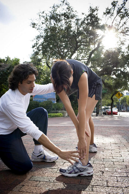 西方人,两个人,伙伴,朋友,站,竖图,室外,白天,正面,锻炼,友谊,运动,植物,道路,路,公路,欧洲,欧洲人,弯腰,阴影,服装,光线,影子,棕色,交通,注视,指点,休闲装,树,树木,衣服,红色,绿色,阳光,自然,观察,看,站着,教练,休闲,休闲服,服饰,生长,成长,观看,教导,察看,关注,辅导,弯身,教员,体育,友情,男人,男性,年轻男性,年轻女性,女人,女性,白种人,长发,马路,站立,半身,彩图,健身