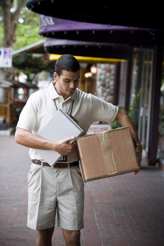 西方人,一个人,商店,站,捧,竖图,室外,白天,正面,购物,消费,超市,道路,路,公路,欧洲,欧洲人,仅一个男性,仅一个人,服装,包装,纸箱,交通,注视,休闲装,标识,吊牌,仅一个年轻男性,一个,衣服,容器,胸牌,箱子,低头,观察,看,站着,快递员,休闲,休闲服,金融,百货,服饰,单个,观看,察看,徽章,服装店,关注,纸板箱,身份,快递,选购,速递,贸易,百货公司,胸章,服饰店,包装箱,胸卡,雨棚,血拼,编号牌,雕刻牌,工号牌,胸号牌,胸徽,员工牌,男人,男性,年轻男性,白种人,马路,端,端着,捧着,手捧,站立,半身,彩图,购物商场,购物中心,商业中心
